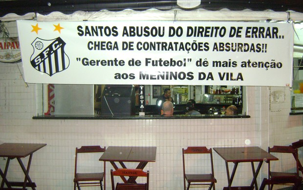 Torcedores do Santos protestam com faixa em padaria santista (Foto: Fúlvio Feola / Globoesporte.com)