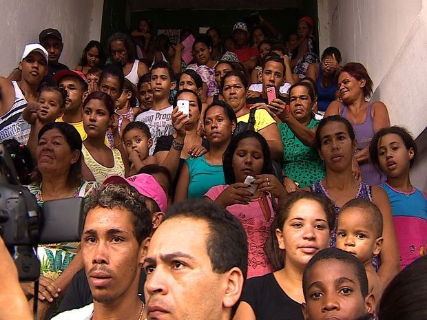 Famílias resistiram e formaram um escudo na entrada do prédio  (Foto: Reprodução/TV Sergipe)