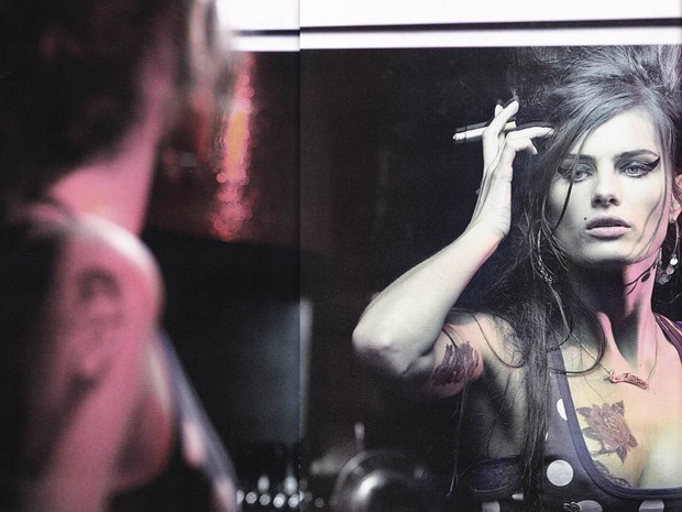 A modelo Isabeli Fontana encarnou Winehouse em ensaio para a 'Vogue' francesa (Foto: (Reprodução/Vogue França))