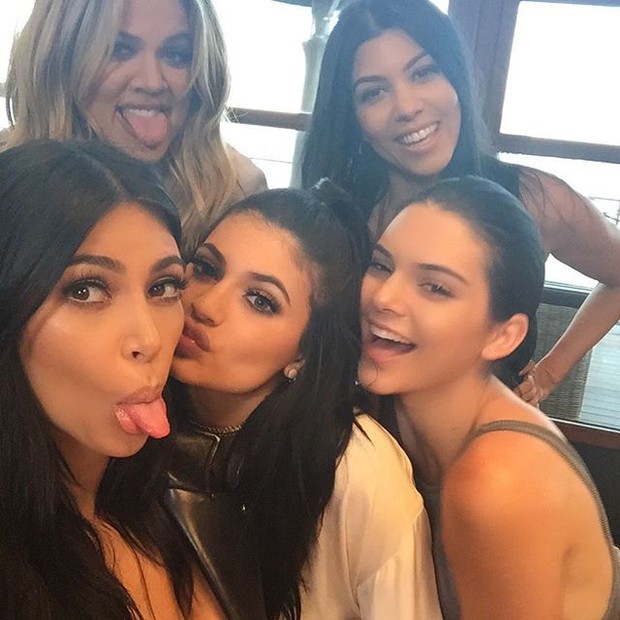 Kim Kardashian, Khloe Kardashian, Kylie Jenner, Kendall Jenner e Kourtney Kardashian posam juntas para selfie (Foto: Instagram/ Reprodução)