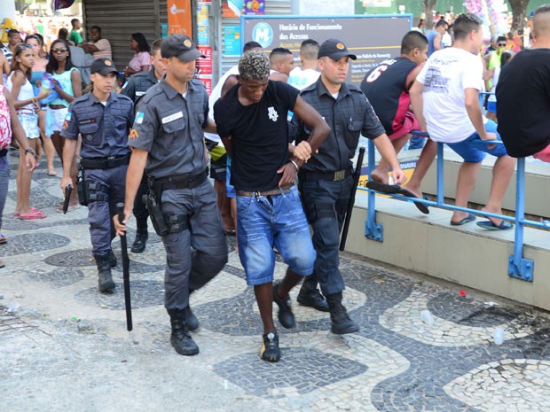 Policiais efetuam prisão de bandido que atuava durante o bloco do Monobloco, no centro do Rio de Janeiro (Foto: Jorge Hely/Brazil Photo Press/Estadão Conteúdo)