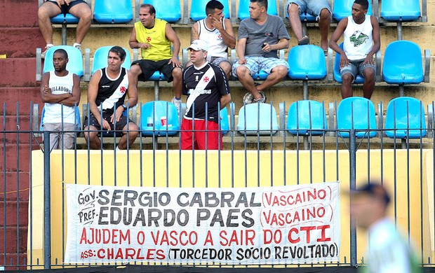 torcida Vasco jogo Madureira (Foto: Alexandre Cassiano / Ag. O Globo)