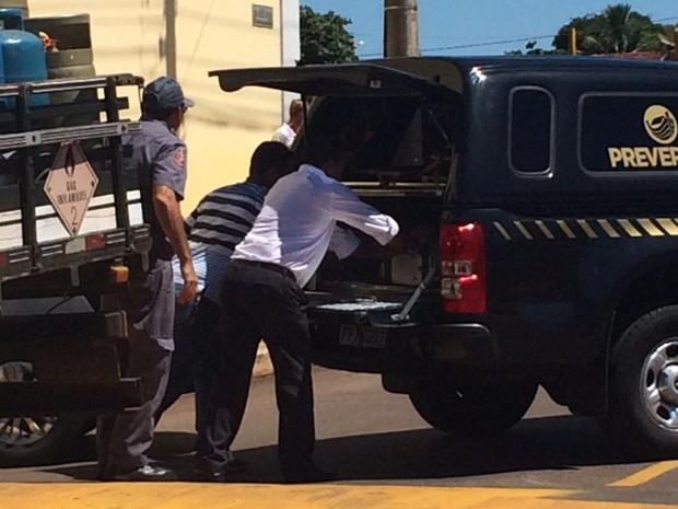 Aluna foi arrastada e ficou presa debaixo do veículo   (Foto: Graciela Andrade/TVTEM)