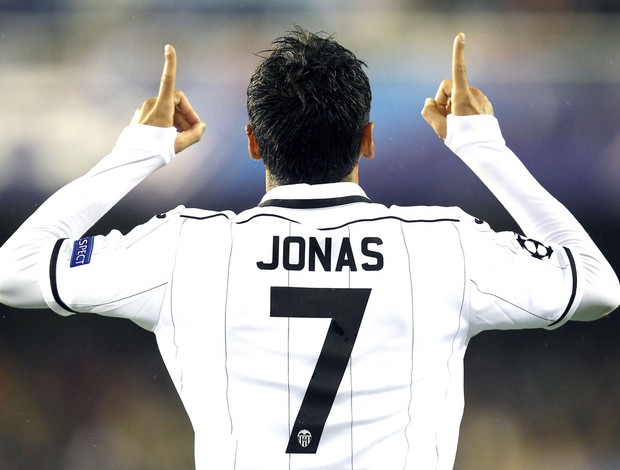 Jonas comemora gol do Valencia contra o BATE Borisov - AP  (Foto: Agência AP)
