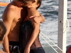 Fernanda Lima e Rodrigo Hilbert trocam beijos em tarde de praia