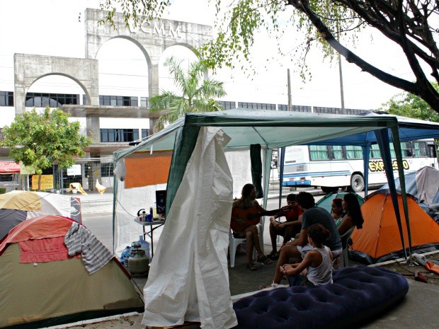 Violão é uma das distrações de grupo acampado na Câmara Municipal de Manaus (Foto: Adneison Severiano/G1 AM)