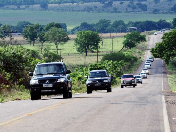 Obras da Estrada Verde, entre Cuiab e Rondonpolis, consistem em asfaltamento de trecho de 77 km da MT-040. (Foto: Marcos Vergueiro/Secom-MT)