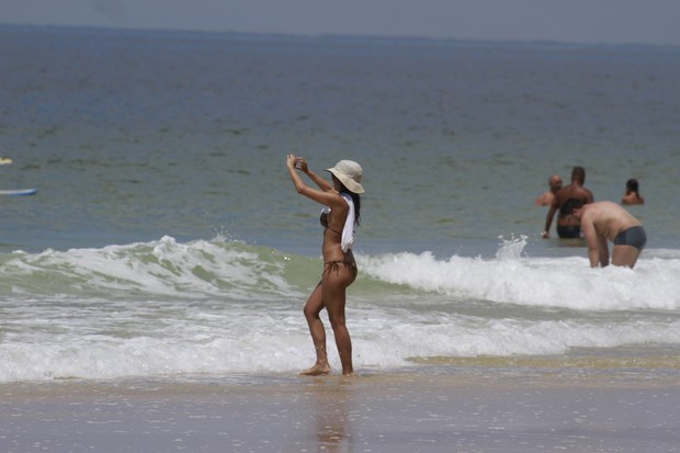 Ana Lima na praia da Barra, no Rio (Foto: Dilson Silva/AgNews)