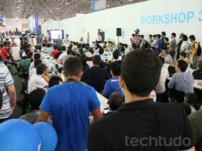 Com tanto público, muitos acabaram assistindo o evento, de uma hora e meia de duração, em pé (Foto: TechTudo/Renato Bazan) Com tanto público, muitos acabaram assistindo o evento, de uma hora e meia de duração, em pé (Foto: TechTudo/Renato Bazan)