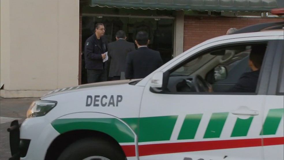 Carro da Polícia Civil em frente à Decap (Foto: TV Globo/Reprodução)