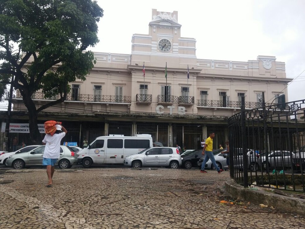 Estação de trens da Calçada fechada na manhã desta sexta-feira, em Salvador (Foto: Juliana Almirante/G1)