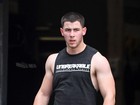 Nick Jonas exibe brações musculosos ao sair da academia