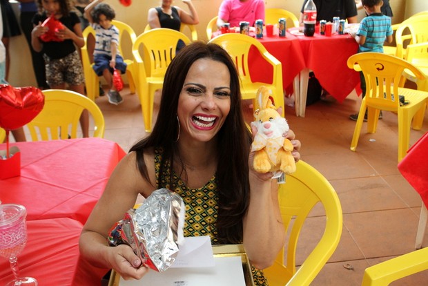 Festa surpresa para Viviane Araújo (Foto: Anderson Borde /Ag News )