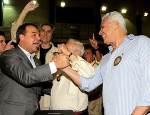 Roberto Dinamite e Sergio Cabral durante as eleições do Vasco (Foto: Marcelo Sadio / Site Oficial do Vasco) Roberto Dinamite e Sergio Cabral durante as eleições do Vasco (Foto: Marcelo Sadio / Site Oficial do Vasco)