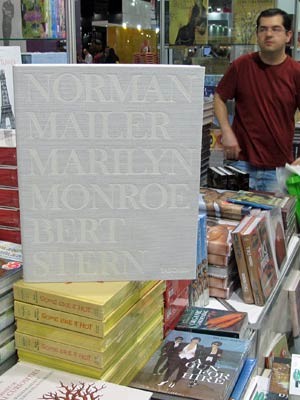 Livro sobre Merilyn Monroe sai por R$ 4 mil (Foto: Giovana Sanchez/G1)