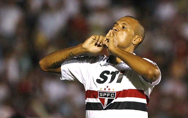 Luis Fabiano comemora gol na partida do São Paulo contra o São Caetano (Foto: Rubens Chiri / saopaulofc.net)