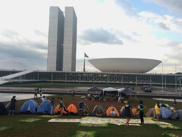 Manifestantes pró-impeachment se sentaram em frente às barracas para resistir à ordem de desocupação do GDF (Foto: Alexandre Bastos/G1) Manifestantes pró-impeachment se sentaram em frente às barracas para resistir à ordem de desocupação do GDF (Foto: Alexandre Bastos/G1)