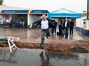 Tarso Genro salta por rede de água em construção no município de Taquari (Foto: Caco Argemi/Palácio Piratini)