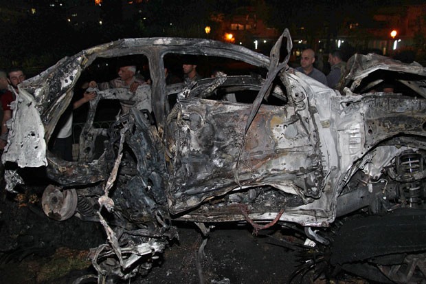 Explosão de um carro-bomba matou pelo menos três pessoas no sábado (Foto: SANA/AP)