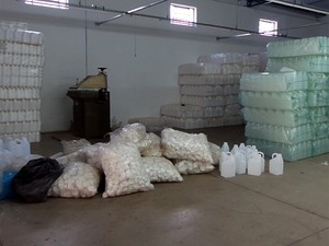 Galpo em Franca guardava embalagens usadas para envasar agrotxicos falsificados (Foto: Maurcio Glauco/EPTV)