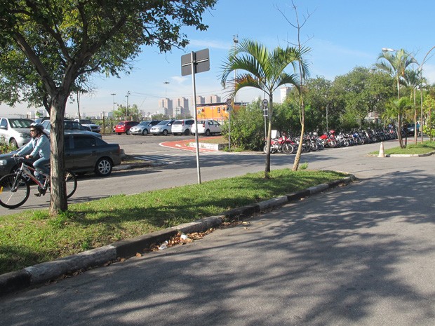 Estacionamento da CET é usado para curso de ciclistas  (Foto: Nathália Duarte/G1)