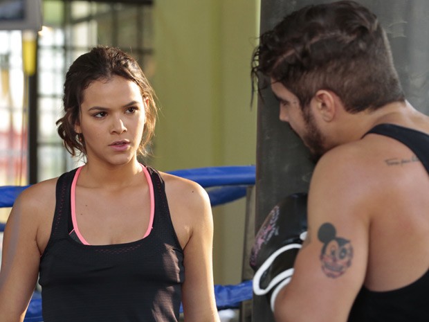 Mari treina e Grego aparece para ajudá-la (Foto: Felipe Monteiro/Gshow) Mari treina e Grego aparece para ajudá-la (Foto: Felipe Monteiro/Gshow)
