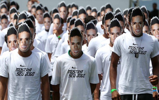 Jogadores da Batalha das quadras entram em campo com máscaras de NEymar (Foto: Agência EFE)