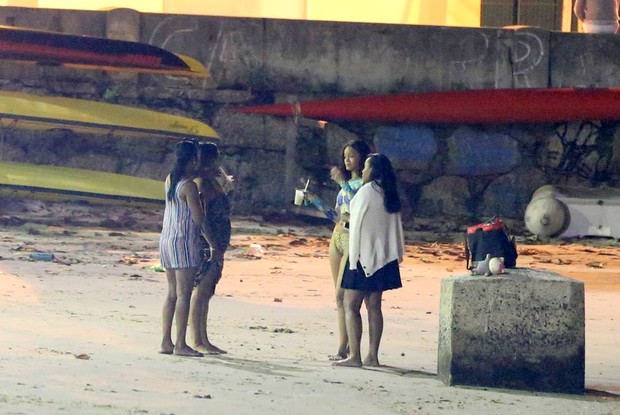 Rihanna vai a Praia a noite  (Foto: ANDRÉ FREITAS/AGNEWS)