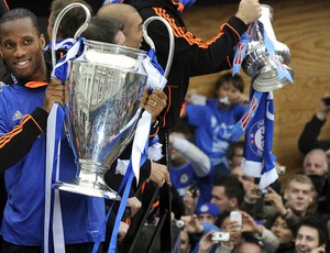 Drogba troféu Liga dos Campeões Chelsea (Foto: Reuters)