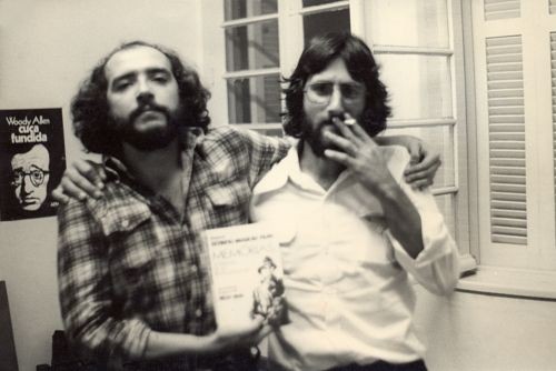 Foto (Foto: Divulgação / Ivan Pinheiro Machado (à esq.) e Paulo Lima, da L&PM, em 1978, com livro de Mourão Filho que foi apreendido)