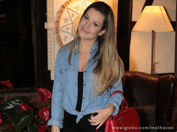 Fernanda Souza chega para assistir ao primeiro capítulo (Foto: Malhação/TV Globo)