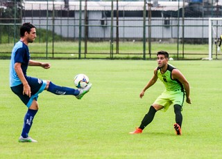 Atento, volante João Cleriston briga pela bola em jogo-treino (Foto: Wallace Feitosa/Volta Redonda FC)