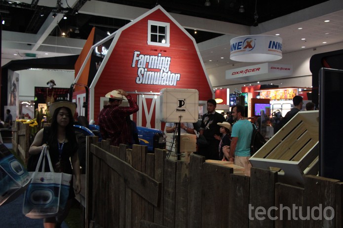 Farming Simulator 2015 levou uma fazenda para a E3 2015 (Foto: Tais Carvalho / TechTudo) Farming Simulator 2015 levou uma fazenda para a E3 2015 (Foto: Tais Carvalho / TechTudo)