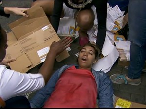 Aluna desmaia em frente ao local de prova (Foto: Reprodução/ Globo News)