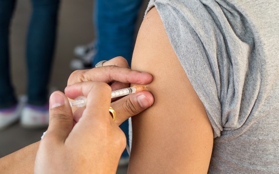 Segundo a OMS, uma dose única da vacina contra febre amarela protege pela vida inteira (Foto: Thinkstock/Getty Images)