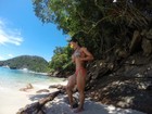 Fernanda D'avila mostra corpaço ao posar de biquíni em praia