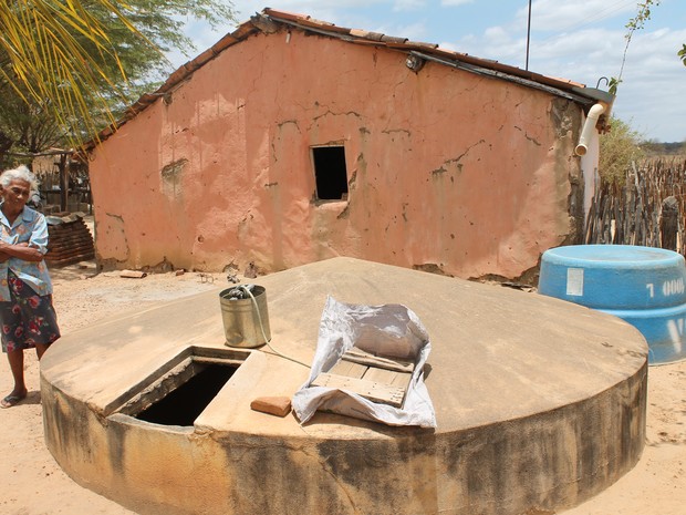 Famílias inteiras sofrem com a seca no Sertão de Pernambuco (Foto: Taisa Alencar / G1)