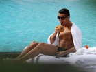 Cristiano Ronaldo exibe abdômen sarado em piscina de hotel de luxo