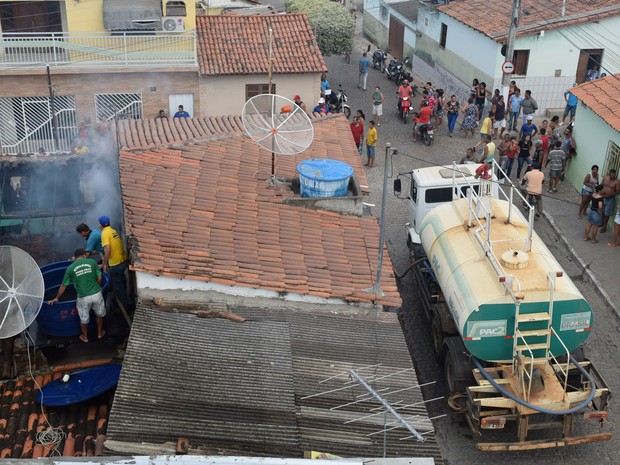 Fogo atingiu casa na tarde de terça-feira (23) (Foto: Lay Amorim/ Brumado Notícias) Fogo atingiu casa na tarde de terça-feira (23) (Foto: Lay Amorim/ Brumado Notícias)