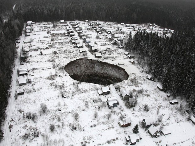 Sumidouro com largura de cerca de 40 m surgido 3,5 km a leste da mina de potássio de Solikamsk-2 é visto na região de Perm, Rússia. O ocorrido desestabilizou a mineradora Uralkali, pois lembrou um incidente semelhante que fechou uma mina em 2006 (Foto: Reuters/Serviço de Imprensa da Uralkali)