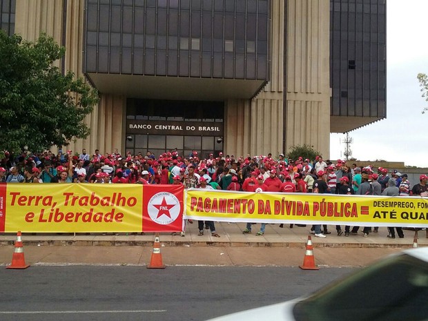 Manifestantes pró-Dilma em ato em frente ao Banco Central, em Brasília (Foto: Fernando Caixeta/G1)