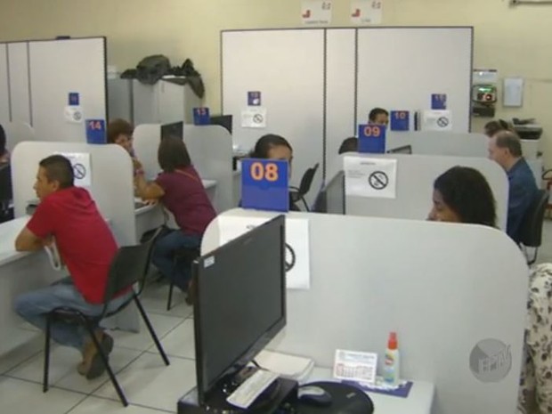 Pessoas procuram emprego no CPAT de Campinas (Foto: Reprodução/EPTV)