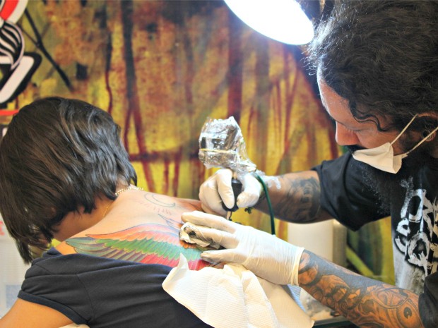 Jovem aproveitou para se tatuar no evento (Foto: Tiago Melo/G1 AM)