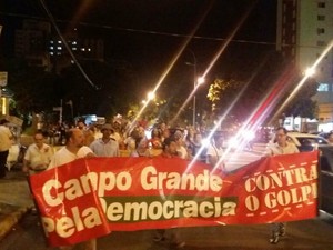 Manifestantes pró-Dilma e contra o impeachment fazem passeata pela avenida Afonso Pena em Campo Grande (MS) (Foto: Juliene Katayama/G1 MS)