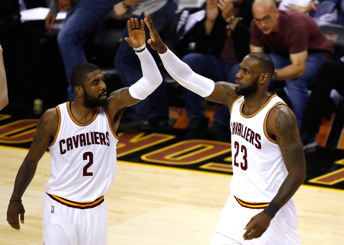 Com frase em camisa, LeBron e Irving protestam contra Justiça de