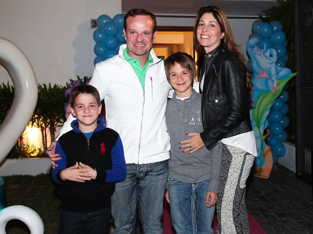 Rubens Barrichelo com a família em festa em São Paulo (Foto: Manuela Scarpa e Marcos Ribas/ Foto Rio News)