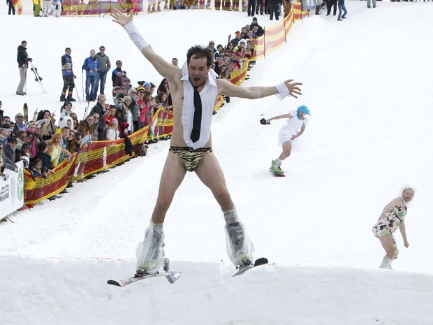  Participantes da Red Bull Jump animaram uma estação de esqui em Gudauri, na Geórgia, neste sábado (16). A competição chama mais a atenção pelas fantasias de seus participantes do que pelos saltos de esqui em si. (Foto: David Mdzinarishvili/Reuters)