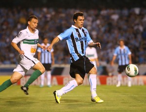 Kleber em Grêmio e Coritiba (Foto: Lucas Uebel/Divulgação, Grêmio)