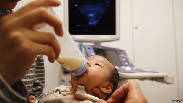 Um em cada 6,5 mil bebês nasce com deficiência nas mitocôndrias, células que fornecem energia ao corpo (Foto: Reuters/BBC)