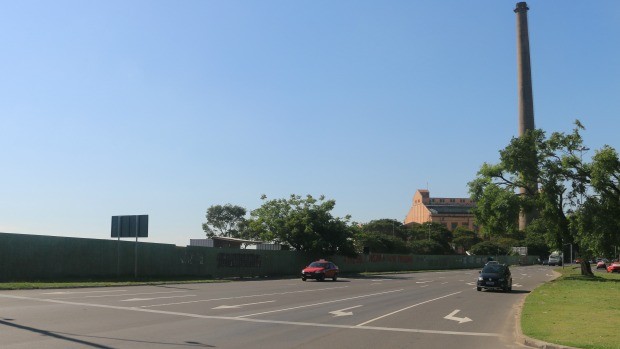Orla do Guaíba está 'fechada': tapumes vão do Gasômetro até a Rótula das Cuias (Foto: Bruna Zanatta/G1) Orla do Guaíba está 'fechada': tapumes vão do Gasômetro até a Rótula das Cuias (Foto: Bruna Zanatta/G1)